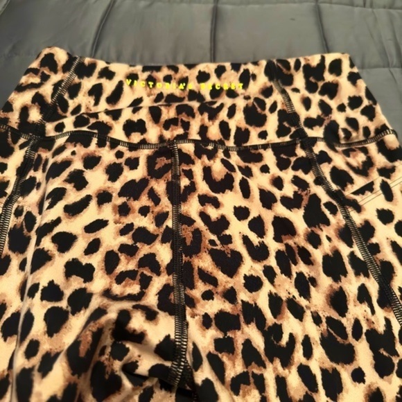 Victoria's Secret Cheetah Performance Leggings - Size 4 - Perfect Condition - Picture 7 of 7
